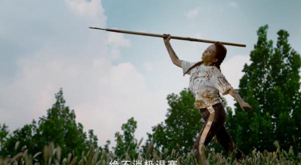 央視主持人朱迅素顏曝光,穿緊身衣訓練凹凸有致,身沾泥巴不怕髒 央視主持人朱迅素顏曝光,穿緊身衣訓練凹凸有致,身沾泥巴不怕髒