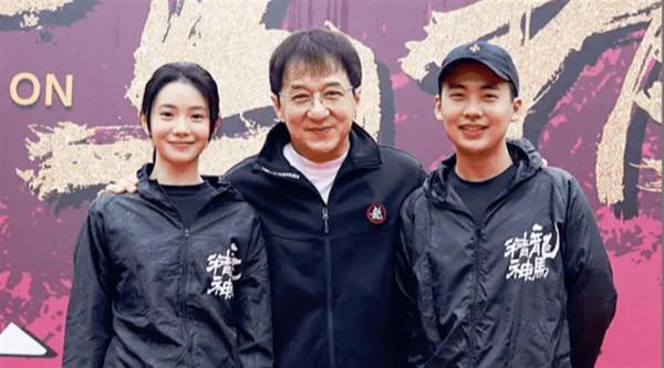 67歲成龍盡顯老態，頭髮稀疏成“空氣劉海”，或將會是退圈之作？