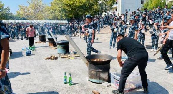 山東一大學,在操場舉辦全魚宴火上熱搜,在校學生可免費連吃10天 山東一大學,在操場舉辦全魚宴火上熱搜,在校學生可免費連吃10天