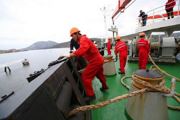 遼寧艦一小時耗油25噸，航行中燃油不足如何補給？