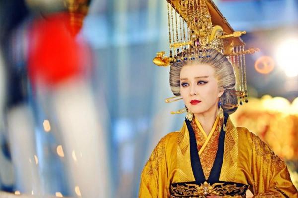 武則天背叛李治稱帝,82歲時被迫交出皇位,為什麼卻無人敢動她? 武則天背叛李治稱帝,82歲時被迫交出皇位,為什麼卻無人敢動她?