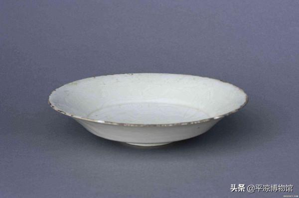 平博珍藏|定窯白釉刻蓮紋葵口折腹盤 平博珍藏|定窯白釉刻蓮紋葵口折腹盤