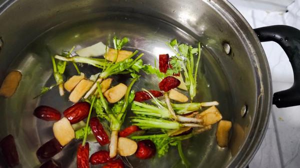 香菜根別扔掉了,開水煮一煮,原來作用這麼大,漲知識了 香菜根別扔掉了,開水煮一煮,原來作用這麼大,漲知識了