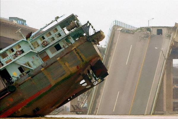 一聲巨響！斥資540億的大橋轟然倒塌，越南人：中國建橋術不行