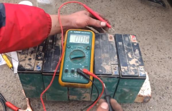 為什麼電動車充滿電，一加速就掉兩格電？今天總算明白問題出在哪