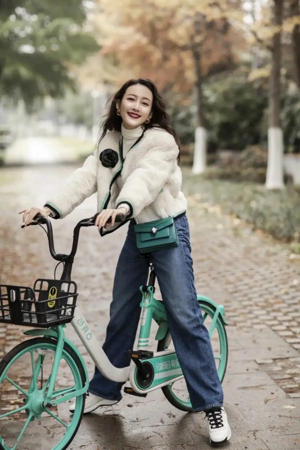 王鷗穿毛絨外套也不顯胖，搭配高領衫和牛仔闊腿褲，身材比太優秀