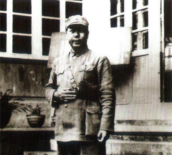 殺害聞一多的兇手，躲在成都開香菸店，因看報坐姿正派暴露被槍斃