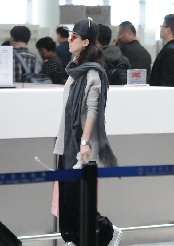 十年前的劉詩詩也太嫩了,感覺臉蛋能掐出水,穿灰色服裝還挺文藝 十年前的劉詩詩也太嫩了,感覺臉蛋能掐出水,穿灰色服裝還挺文藝