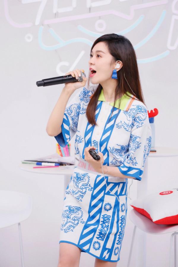 鬱可唯好會穿,一襲青花瓷連衣裙清新減齡,配短靴“漫畫腿”迷人 鬱可唯好會穿,一襲青花瓷連衣裙清新減齡,配短靴“漫畫腿”迷人