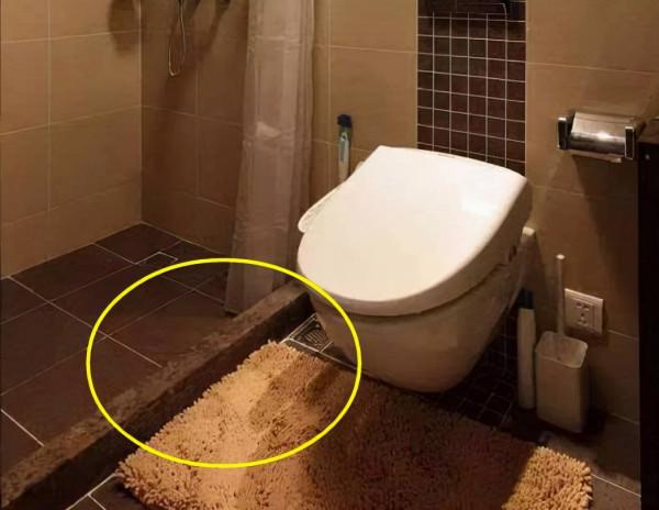 身邊越來越少人裝淋浴房了，現在流行擋水條，好用還省錢