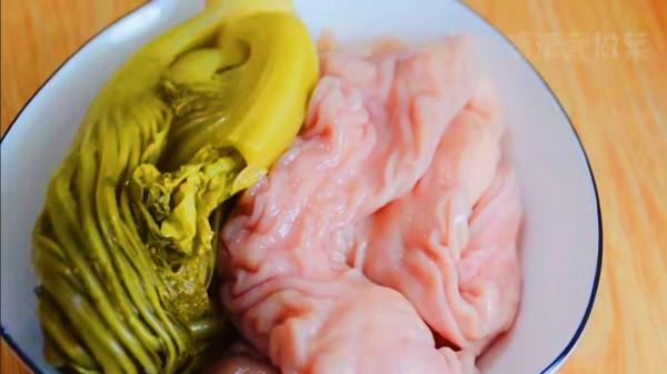 大廚分享：大腸炒酸菜的經典做法，大人小孩一次連吃3大碗米飯