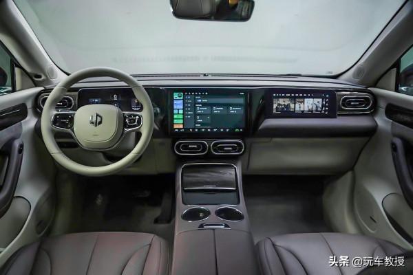 售價不到16萬，帶三聯屏+無框車門的零跑C11怎麼選最合適？