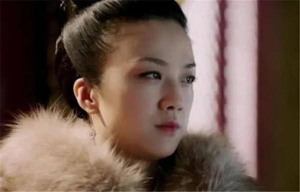 朱元璋偶遇六個道姑追打和尚，探查之後怒道：和尚殺頭，道姑進宮