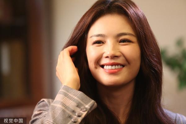 劉濤長髮披肩笑容甜 散發優雅女人味