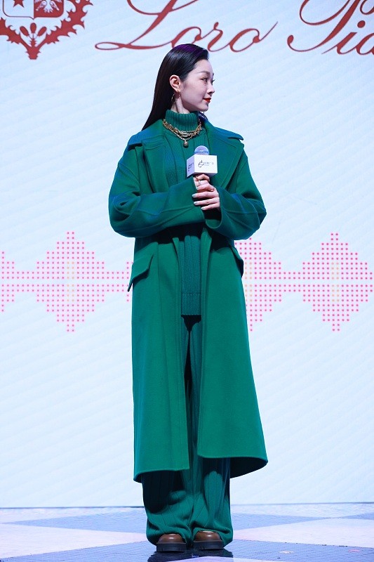 宋軼的生圖也好美，雖然服裝太厚實，卻擋不住她的美