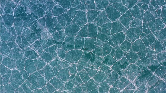 新疆白沙湖現“藍冰拼圖”景觀