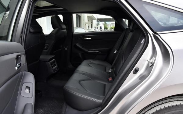 有錢人買雷克薩斯ES，沒錢人買豐田亞洲龍，同平臺卻不同&quot;命&quot;