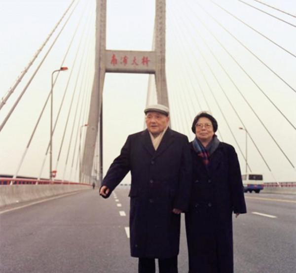 1992年,年近90的鄧小平站在南浦大橋上,拍下了這張照片 1992年,年近90的鄧小平站在南浦大橋上,拍下了這張照片