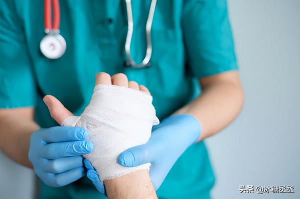 她是他的合夥人，也是他發小的妻子，直到發小因公殉職-下