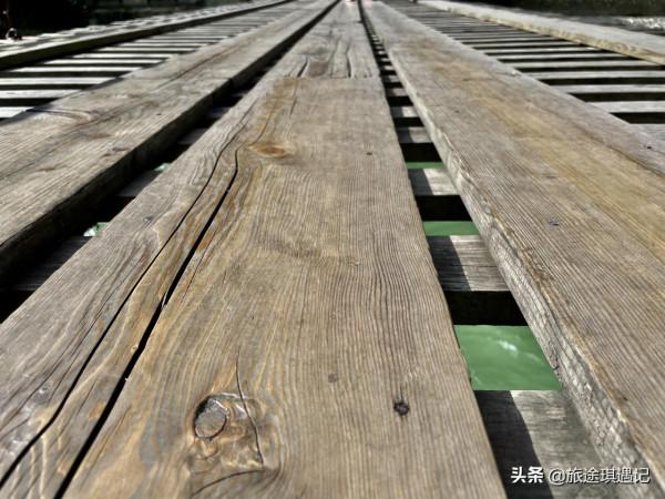 紅軍走過的瀘定橋，雖然如今保護措施齊全，但走上去依舊心驚膽戰