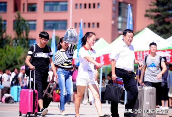 大學開學兩個月,女兒花了8000元,父親哭著說:上大學是來學習的 大學開學兩個月,女兒花了8000元,父親哭著說:上大學是來學習的