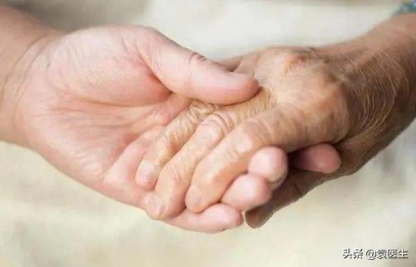 老年人身上有味道，是因為不愛衛生？醫生闢謠：老人味是這樣來的