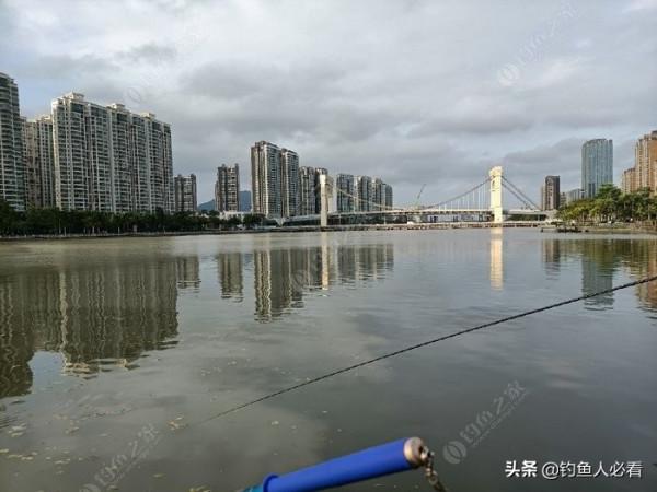 歷經一番驚險刺激的操作，小鉤成功博大魚一條……