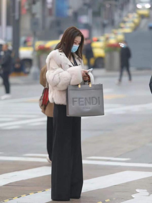 冬天也總是穿大衣、羽絨服，“毛毛外套”溫暖奢華，誰穿誰洋氣