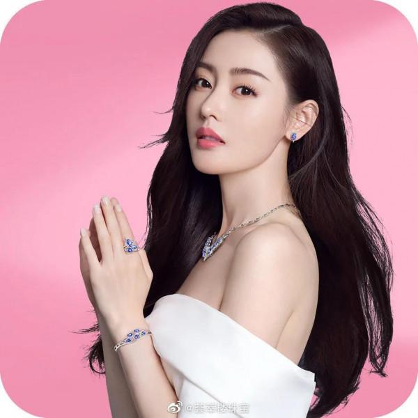 張天愛裙裝如春姑娘般活潑、清新和浪漫，猶如仙女一般不禁看呆了