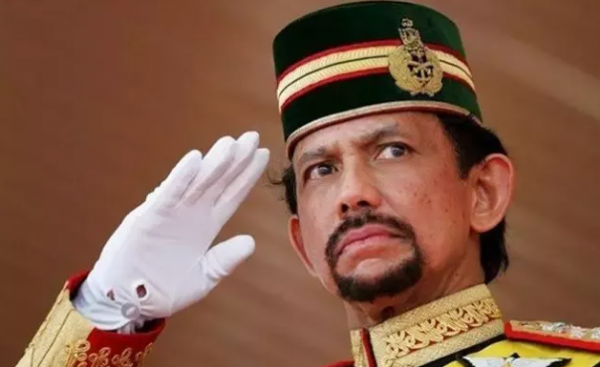 95歲英女王開路虎，卻沒有駕照，汶萊國王身家700億有7000輛豪車