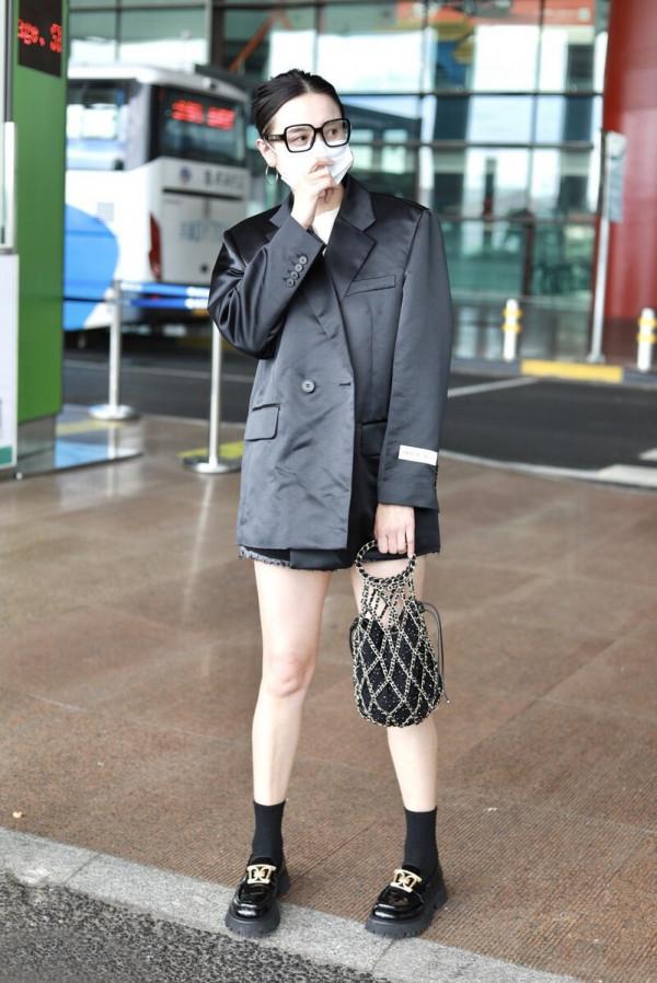 宋佳真敢穿，滿身大牌logo也高階，西裝+褲子=3.8萬，造型夠亮眼