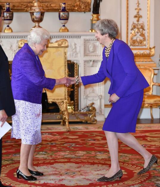 “梅姨”加速英國衰落後，約翰遜又來“接棒”，隨美起舞內憂外患