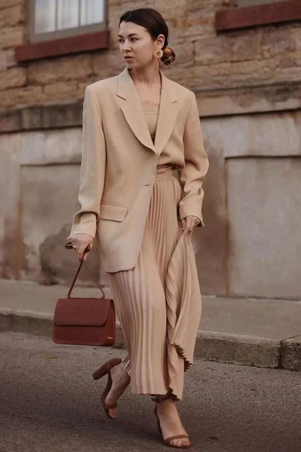 今秋最流行的5件外套+裙子，巨顯瘦巨時髦