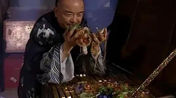 老農金絲楠木屋被估價8億，最後卻以100萬成交，兒子今窮得打光棍