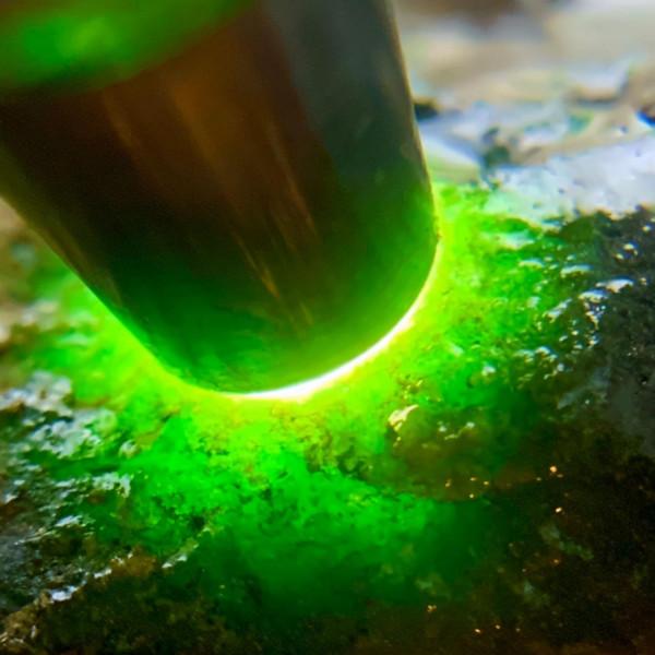 莫灣基料子完整規矩,油性十足,壓燈種老吸光冰感十足 莫灣基料子完整規矩,油性十足,壓燈種老吸光冰感十足