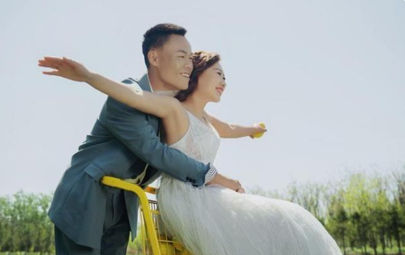 33歲山東男人,照顧癱瘓妻子13年,還揹著妻子登泰山看日出 33歲山東男人,照顧癱瘓妻子13年,還揹著妻子登泰山看日出