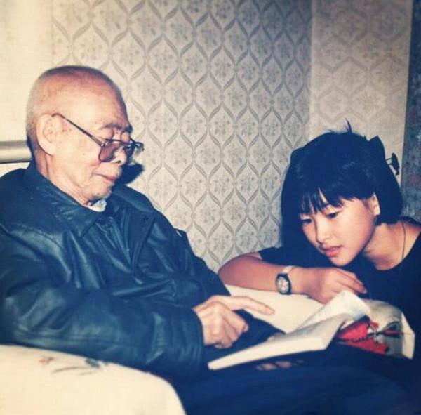 九一三事件後，空軍的副參謀長受到牽連，他的孫女後來成為明星