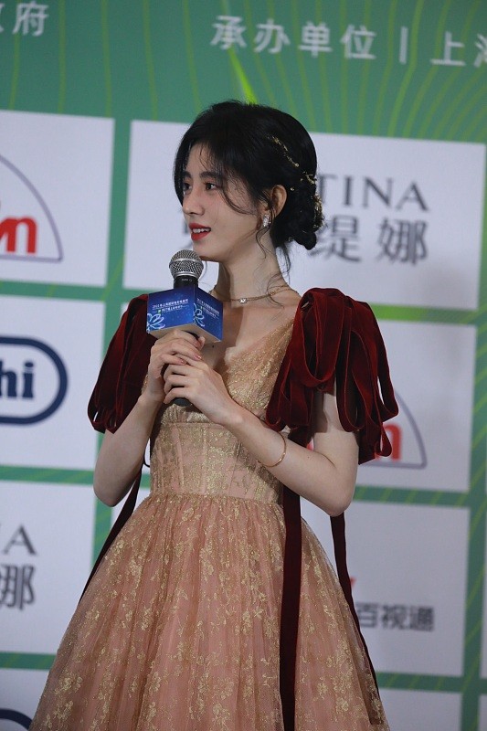 鞠婧禕無修圖少了點辨識度，但還是挺美的，看起來清純優雅