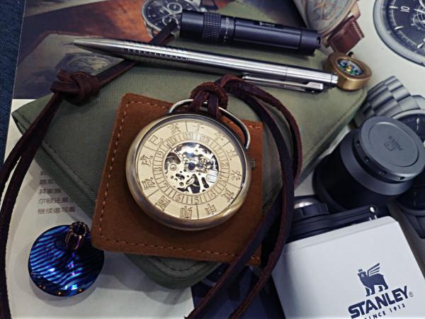 雍也十二時辰故宮日晷懷錶,雕花的機芯記錄的是把玩時光體驗 雍也十二時辰故宮日晷懷錶,雕花的機芯記錄的是把玩時光體驗