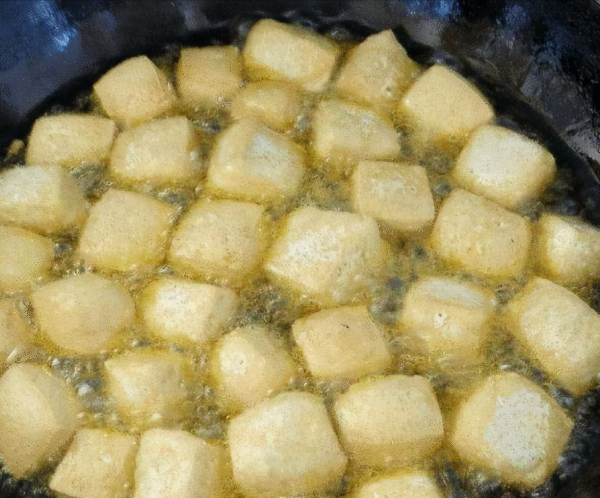 過年炸豆腐，最忌直接下鍋炸，89歲奶奶教我這樣做，蜂窩大不吸油