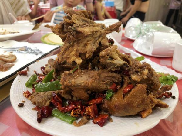 中秋節一家人聚餐，6道“硬菜”200多元，河南的農家樂還真便宜