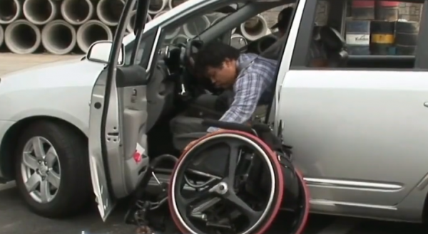 故事:韓國截癱小夥趴著開車,超車變道樣樣精通,正常老司機都佩服 故事:韓國截癱小夥趴著開車,超車變道樣樣精通,正常老司機都佩服