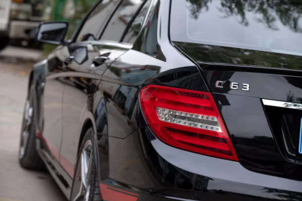 專業車手也無法拒絕的V8自吸戰車,濃墨重彩的二手C63 AMG 專業車手也無法拒絕的V8自吸戰車,濃墨重彩的二手C63 AMG