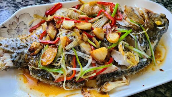 蒜香焗魚這做法在廣東出了名，老廚師教的一道菜，味香肉嫩