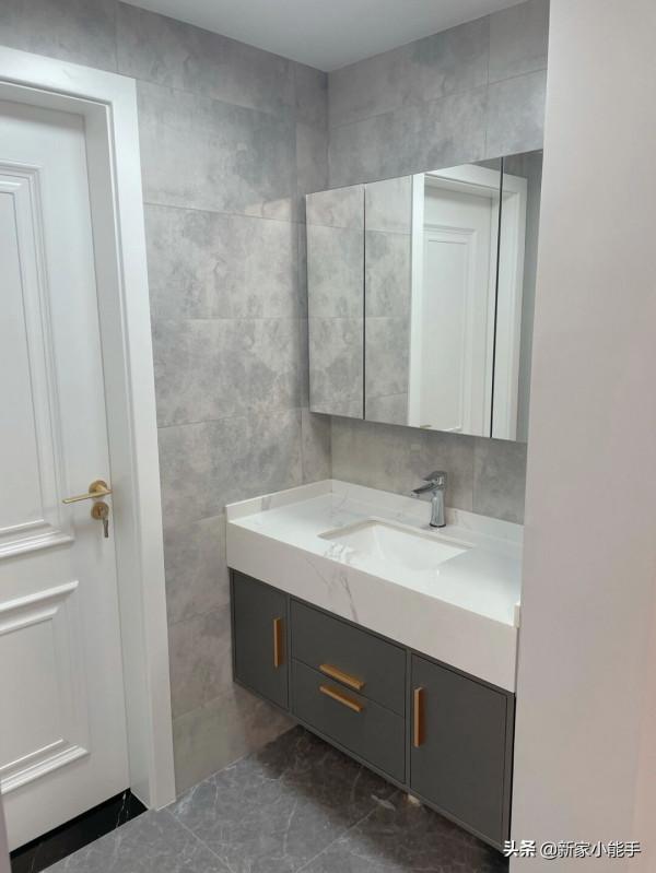 她家花了20萬裝修，全屋網紅灰，漂亮又耐髒，木匠打櫃子也很滿意