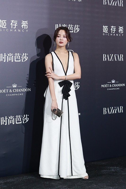 辛芷蕾變胖了，但也沒影響顏值，V領上衣配亮片緊身褲，衣品線上