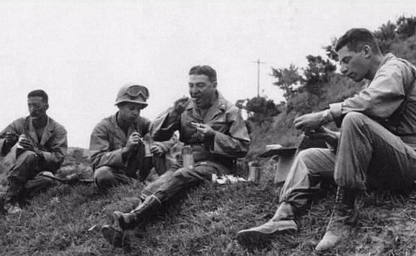 二戰時期美軍有多挑食？午餐肉罐頭當垃圾，盟軍撿起扔在地上的吃