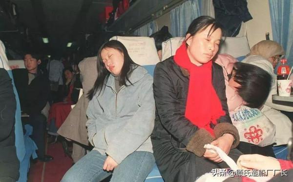 2001年，解放軍戰士火車上聯手製服74名歹徒，為何事後不肯現身？