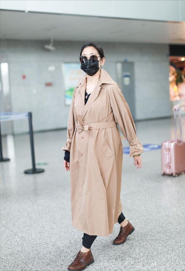 倪萍越老越“時髦”，穿短西裝配牛仔褲洋氣減齡，哪像奶奶輩的人