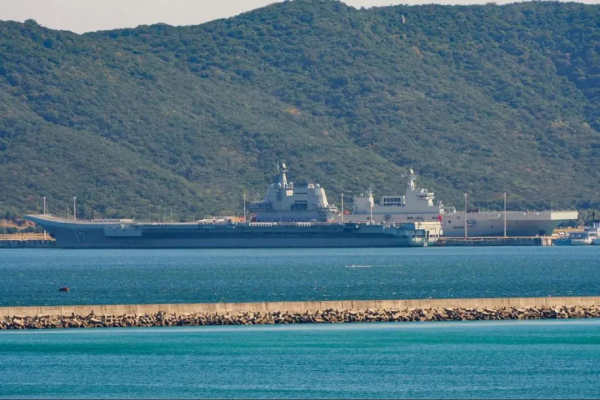 夢幻組合，航母與兩攻同框列陣，大國海軍“兩艦合體”戰力如何